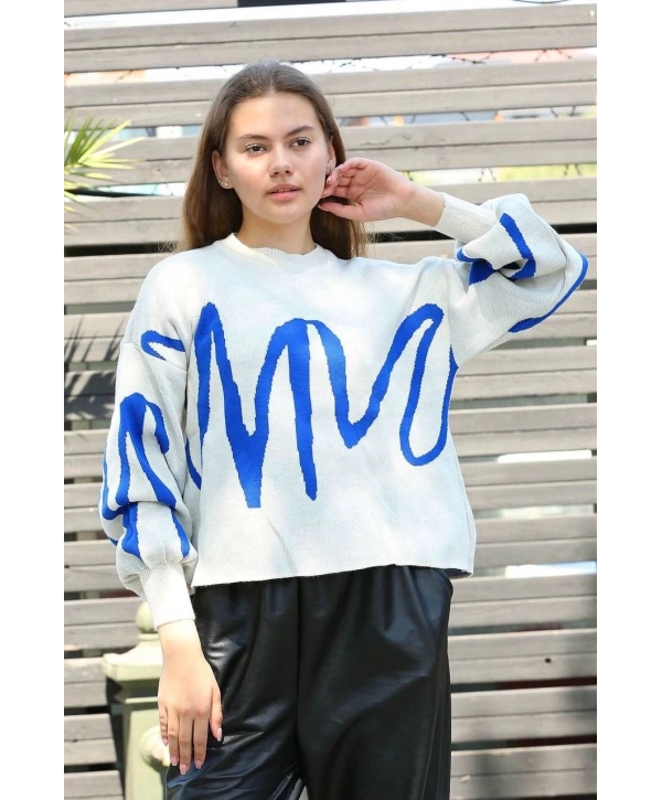 Mavi çizgili bisiklet yaka kazak beyaz