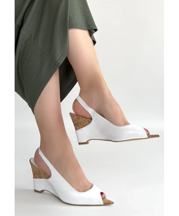 Nemba Beyaz Rugan Dolgu Topuk Ayakkabı