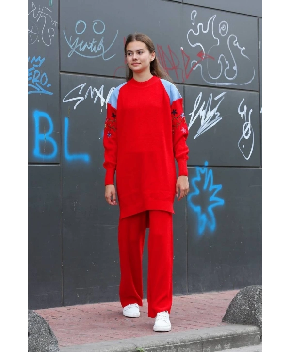 Omuz detaylı kol nakışlı ikili alt üst triko takım kırmızı