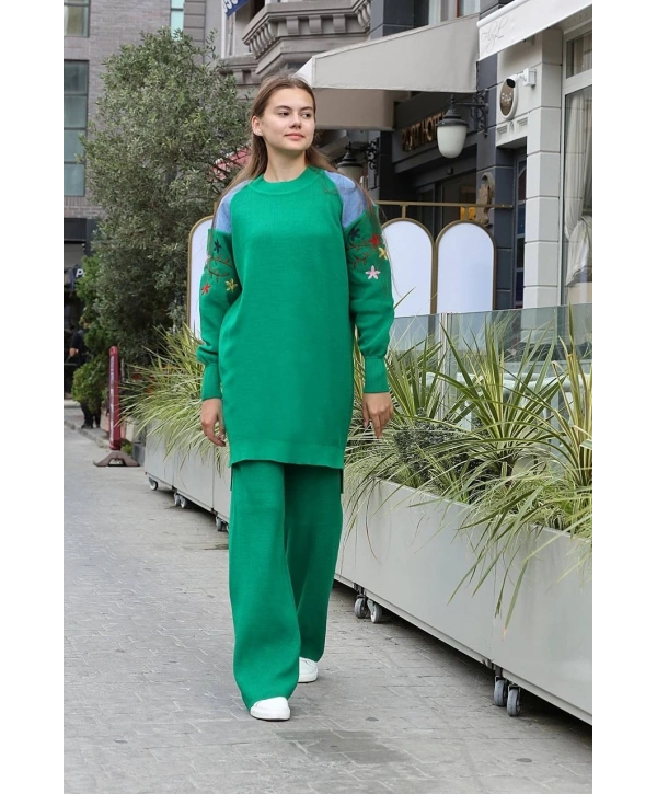 Omuz detaylı kol nakışlı ikili alt üst triko takım yeşil