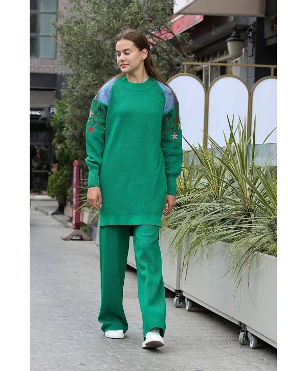 Omuz detaylı kol nakışlı ikili alt üst triko takım yeşil