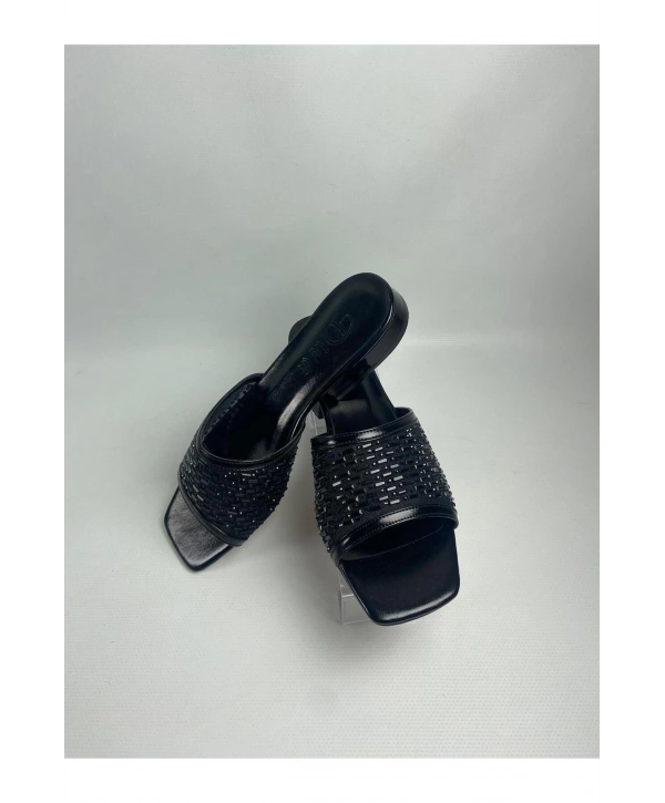 Ortu Siyah Cilt İşlemeli Terlik