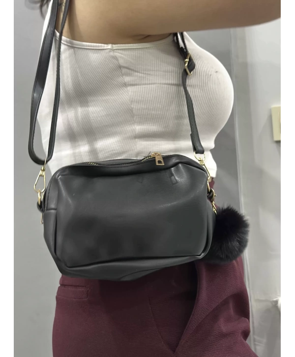 Ponpon siyah cilt çanta