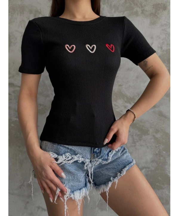 Üçlü kalp nakışlı bluz