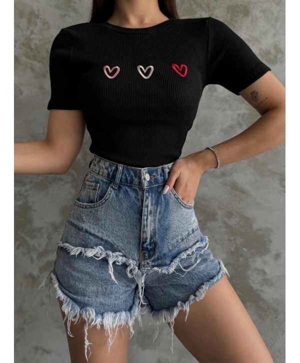 Üçlü kalp nakışlı bluz