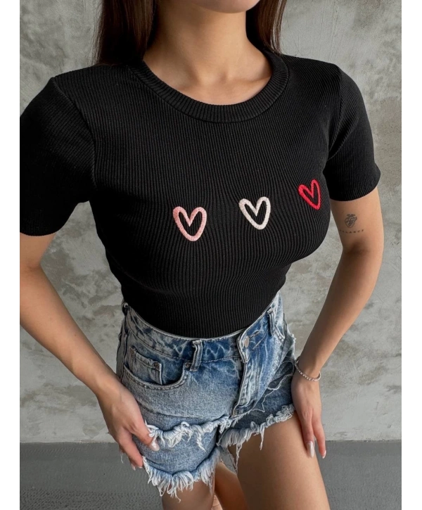 Üçlü kalp nakışlı bluz