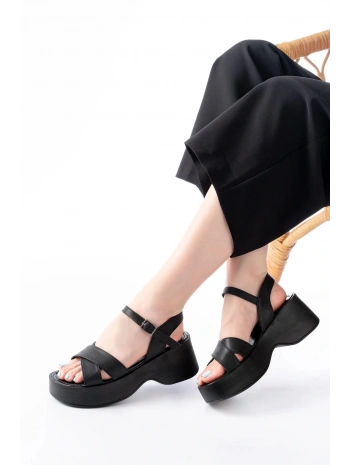 24414-1005 Siyah Günlük Çapraz Dolgu Topuk Kadın Sandalet