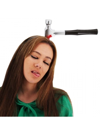 Kafaya Saplanmış Kahverengi Saplı Çekiç Şaka Tacı