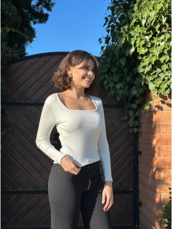 Çerçeve yaka kaşkorse bluz beyaz