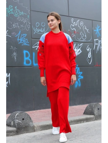Omuz detaylı kol nakışlı ikili alt üst triko takım kırmızı