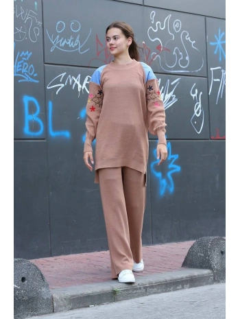 Omuz detaylı kol nakışlı ikili alt üst triko takım vizon