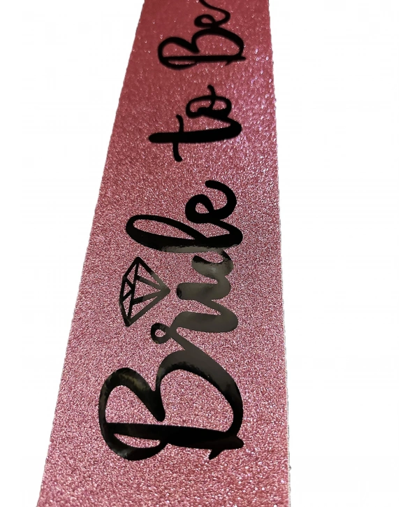 Pembe Üzeri Siyah İtalik Alyanslı Bride To Be Yazılı Simli Işıltılı Kuşak Kemer 10 Cm Genişlik