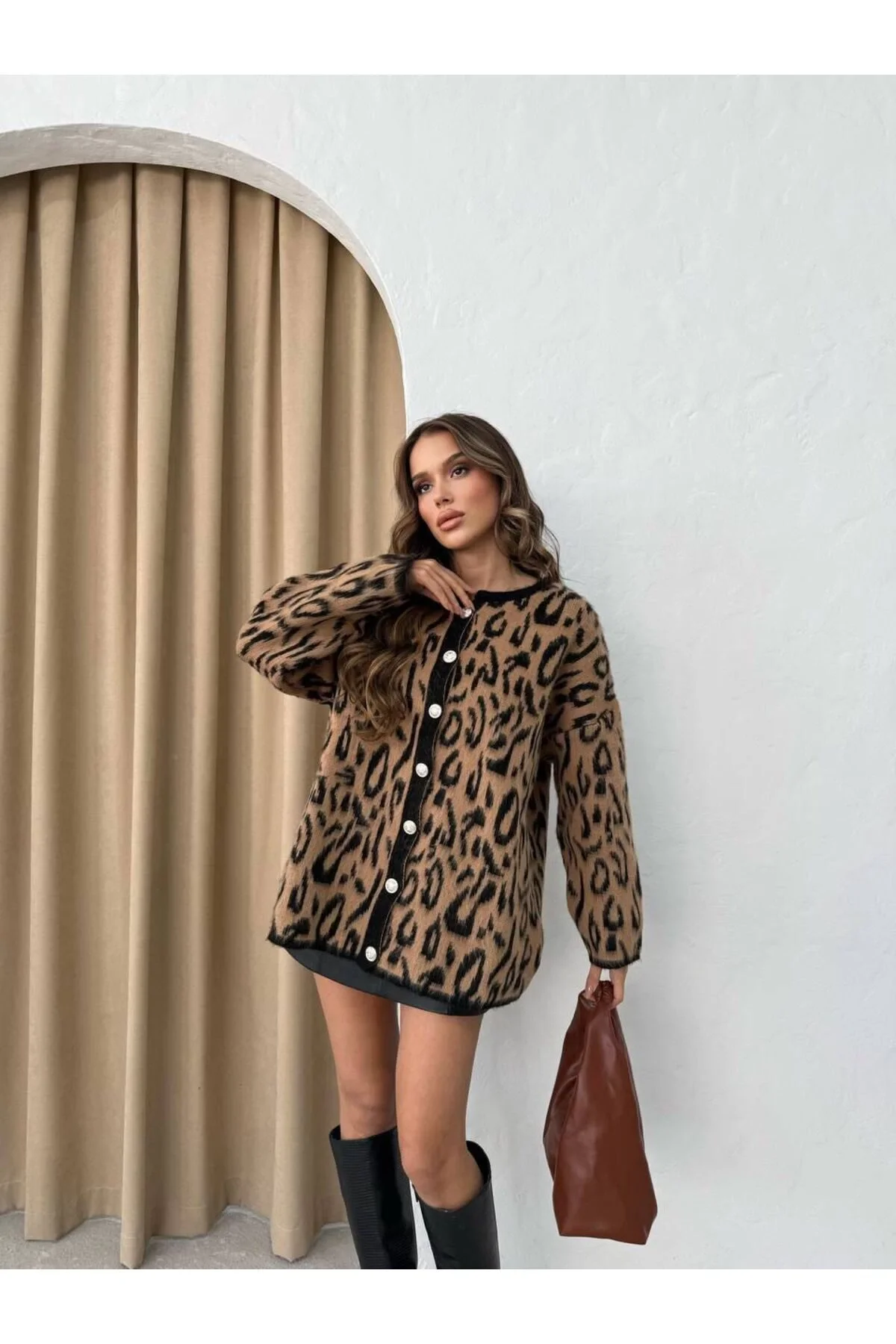 Kadın Krem-kahve Düğmeli Uzun Leopar Desenli Kalın Yumoş Peluş Şardonlu Kışlık Triko Hırka