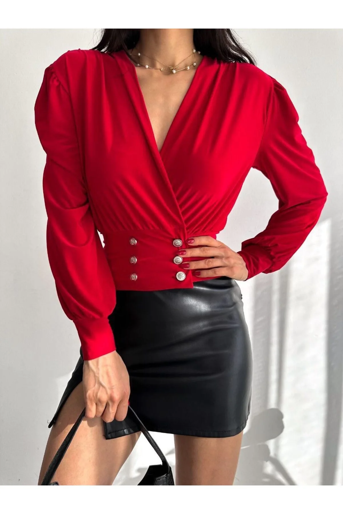 Kadın Beyaz Kruvaze Yaka Düğmeli Bluz - Zarafet Ve Şıklık