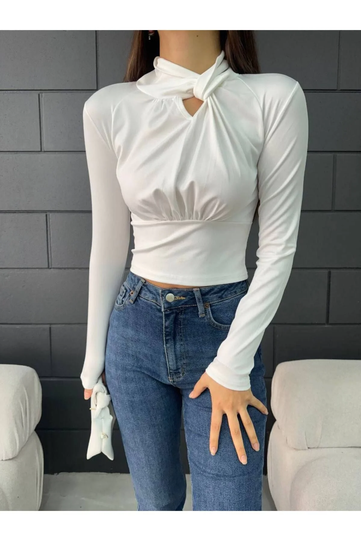 Kadın Halter Yaka Burgu Detaylı Vücudu Saran Uzun Kollu Crop Bluz - Beyaz