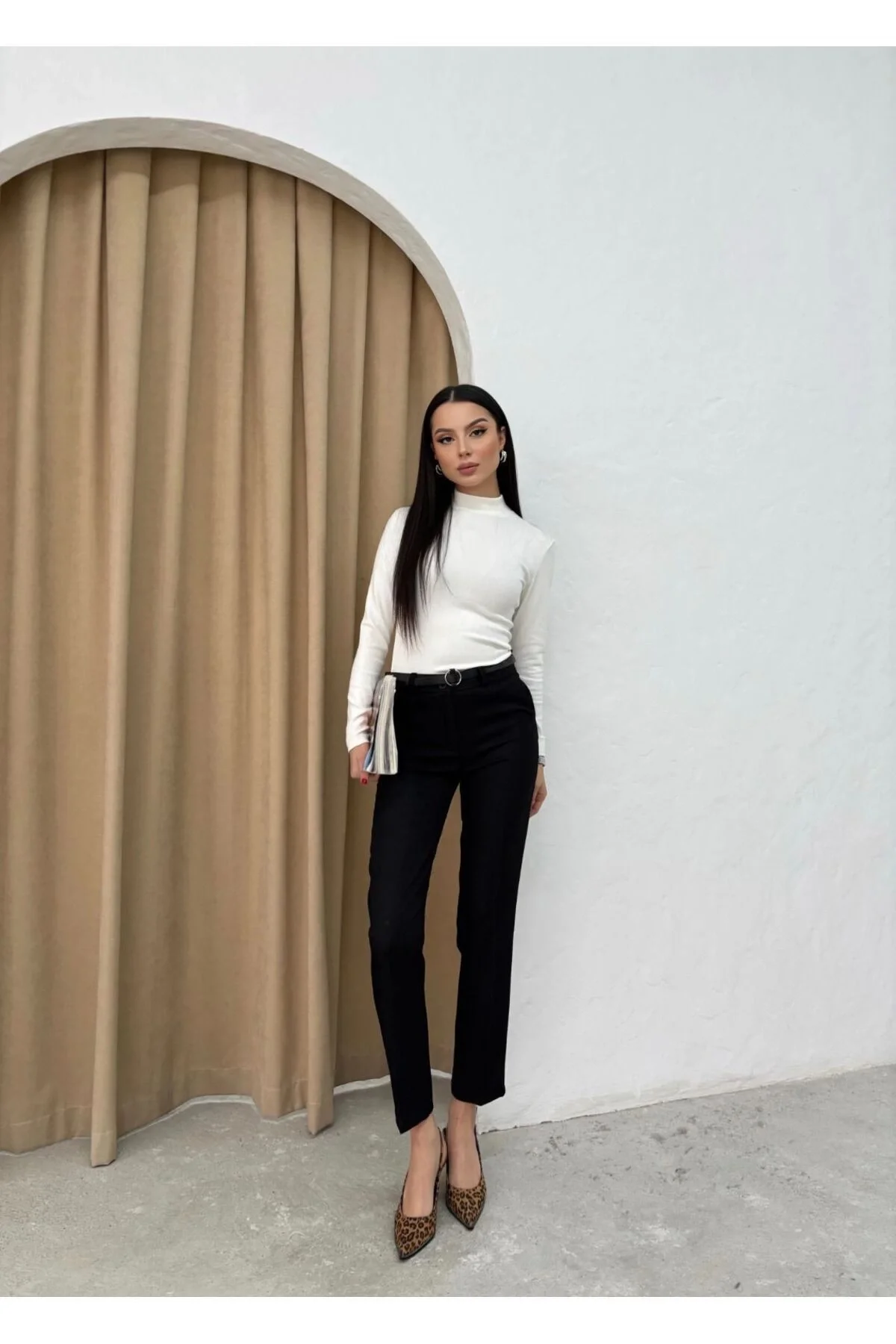 Kadın Siyah Kemerli Dar Paça Pantolon – Şıklığın Ve Rahatlığın Buluşması!