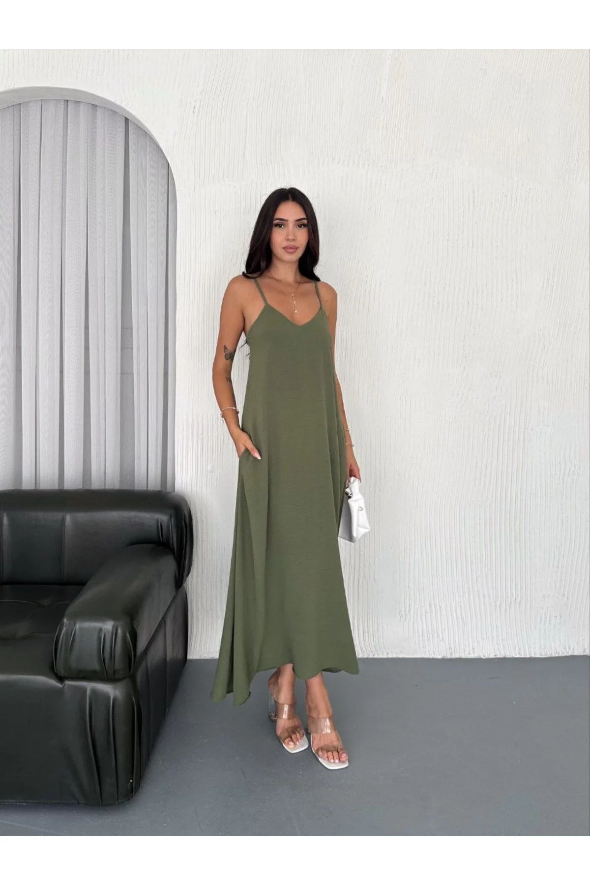 Kadın V Yaka İp Askılı Cepli Salaş Kesim Ayrobin Kumaş Maxi Boy Elbise - Haki