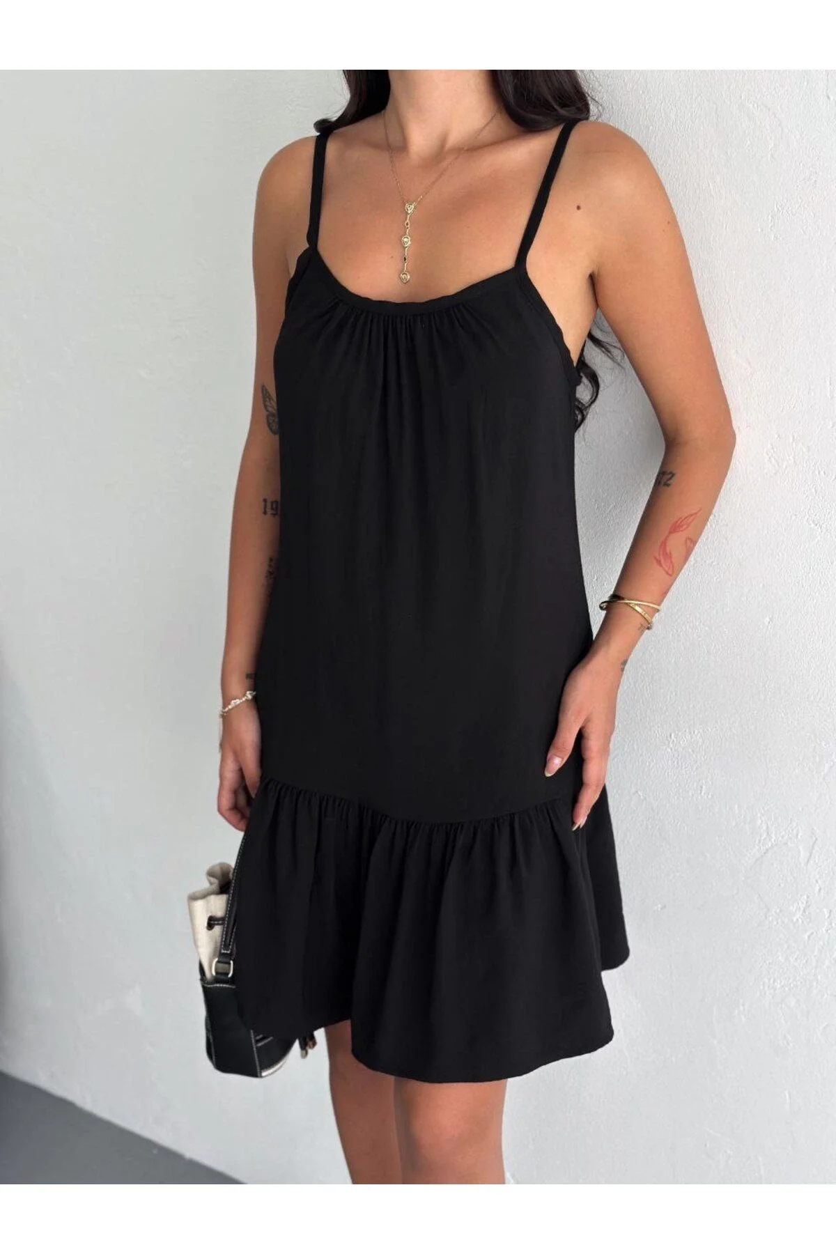 Kadın Omuzdan Bağlamalı Askılı Göğsü Büzgülü Eteği Fırfırlı Salaş Mini Elbise - Siyah