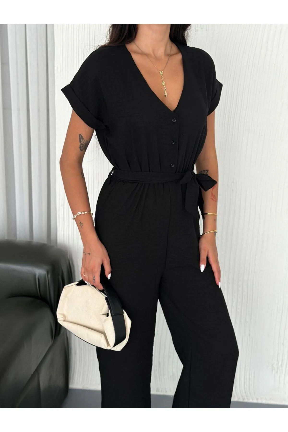Kadın V Yaka Önden Düğmeli Kısa Kollu Beli Kuşaklı Bürümcük Bol Paça Tulum - Siyah