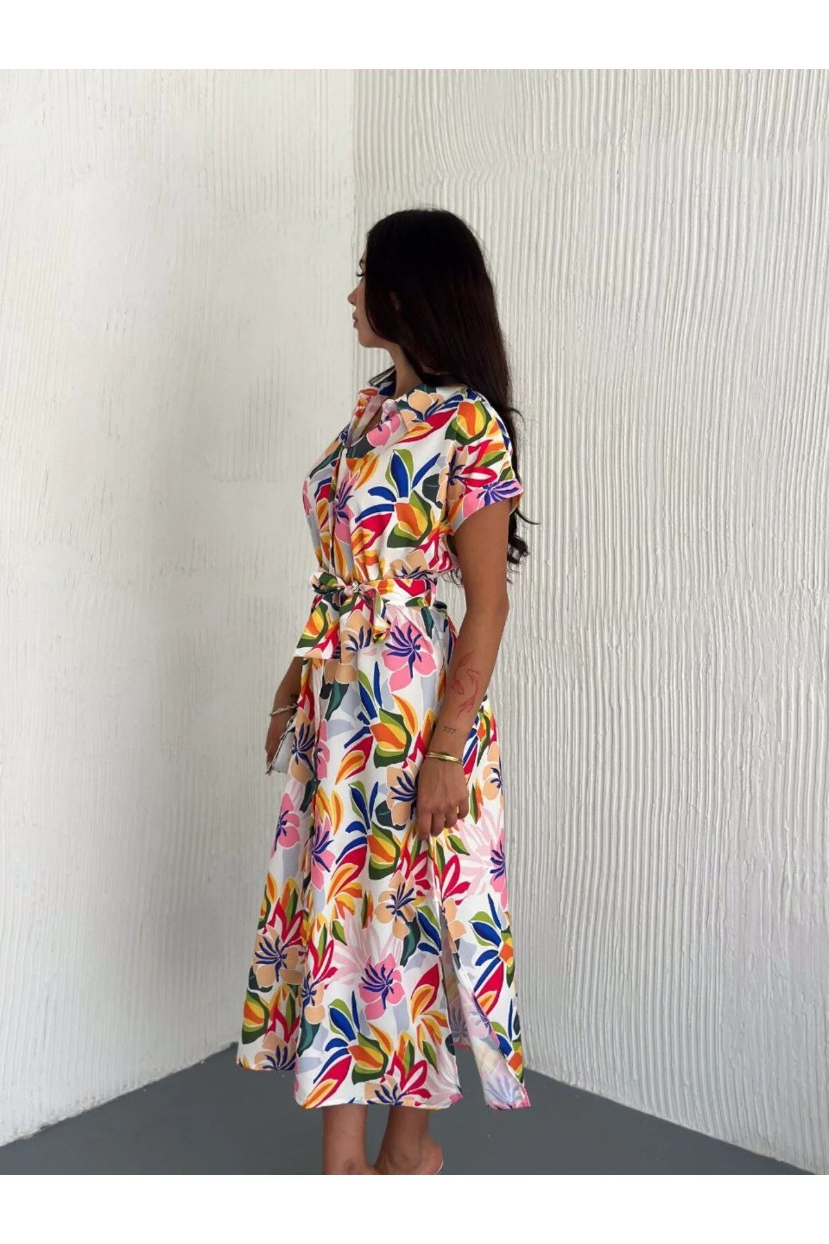 Kadın Gömlek Yaka Beli Kuşaklı Yırtmaçlı Desenli Poplin Midi Elbise - Çok Renkli