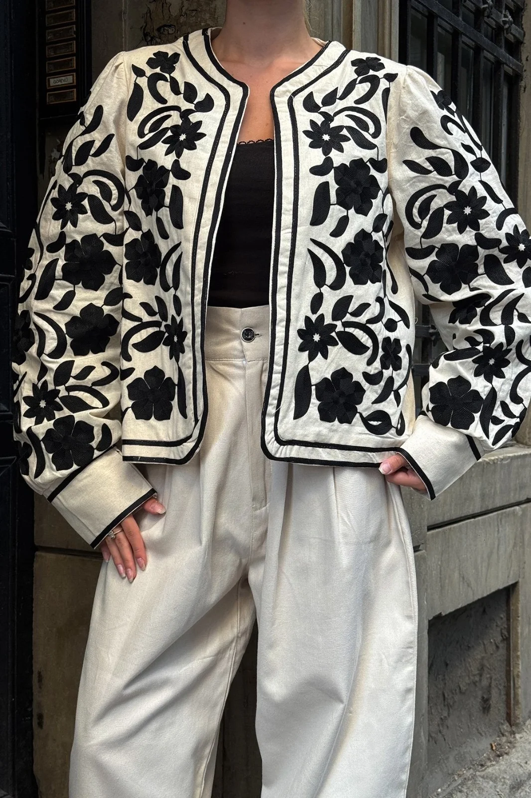 Kadın Ekru Siyah Çiçek Nakış İşlemeli Biyeli Keten Mevsimlik Ceket