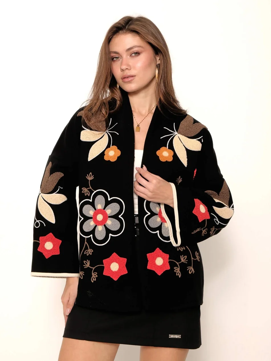 Kadın Siyah Renkli Çiçek Nakışlı Biyeli Kimono Kol Kaşe Kumaş Kısa Kaban Ceket