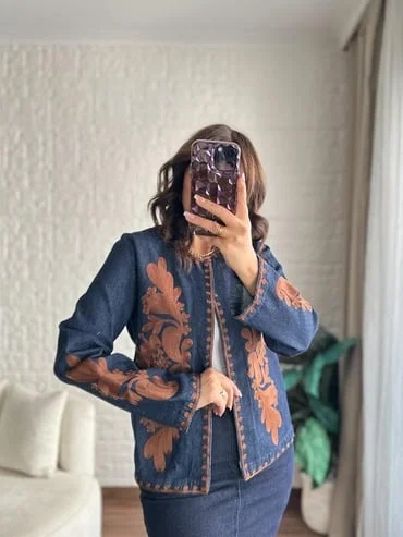 Kadın Lacivert Kahverengi Nakış İşlemeli Yakasız Mevsimlik Denim Kot Ceket