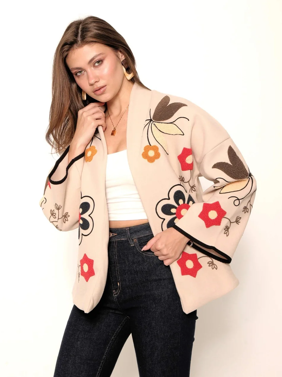 Kadın Bej Renkli Çiçek Nakışlı Biyeli Kimono Kol Kaşe Kumaş Kısa Kaban Ceket