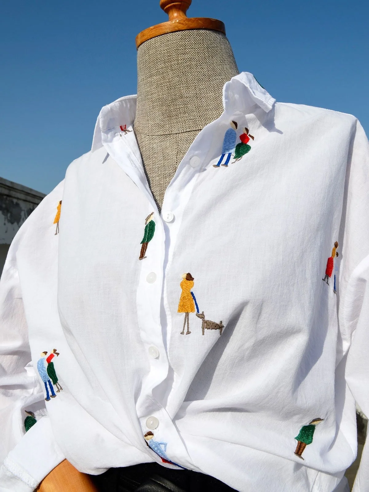 Kadın Beyaz Minyatür İnsan Figürlü Nakışlı Pamuk Keten Gömlek