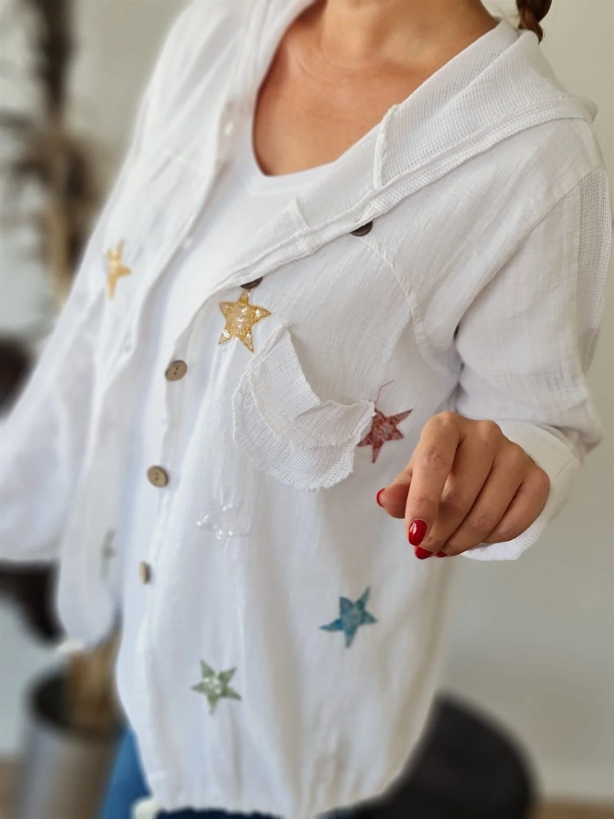 Kadın Beyaz Kapüşonlu Yıldız İşlemeli Cepli Büzgülü Pamuk Keten Gömlek Ceket