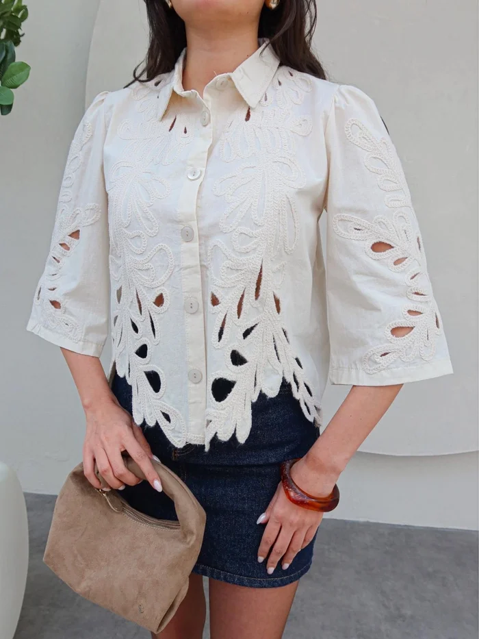 Kadın Bej Yaprak Desenli Lazer Kesim Nakışlı Fistolu Pamuk Keten Gömlek