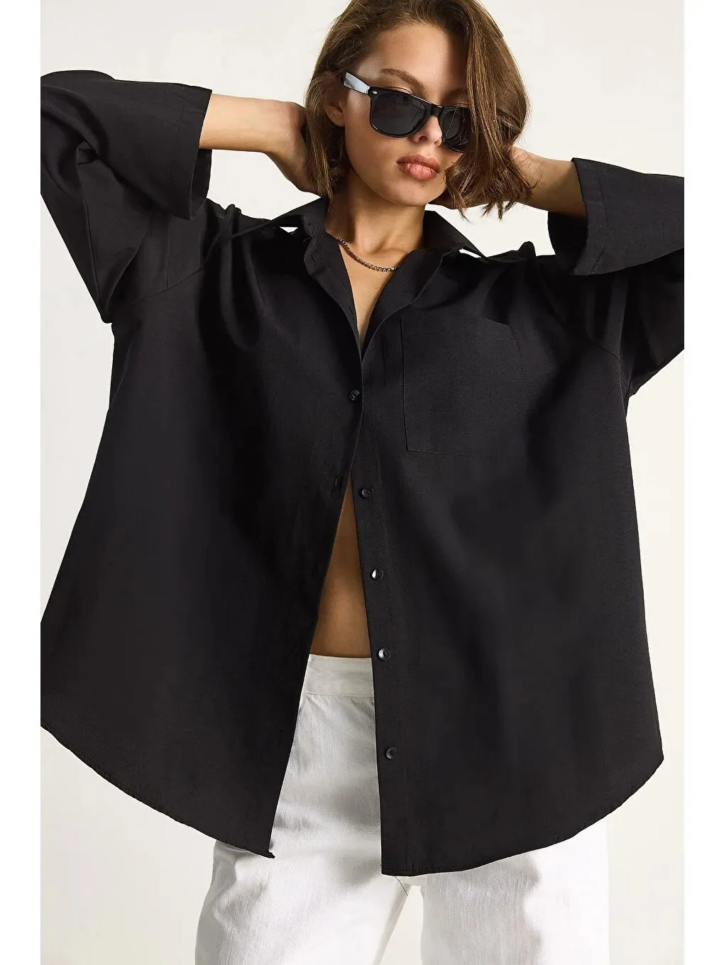 Kadın Siyah Oversize Geniş Kollu Tek Cepli Uzun Keten Gömlek