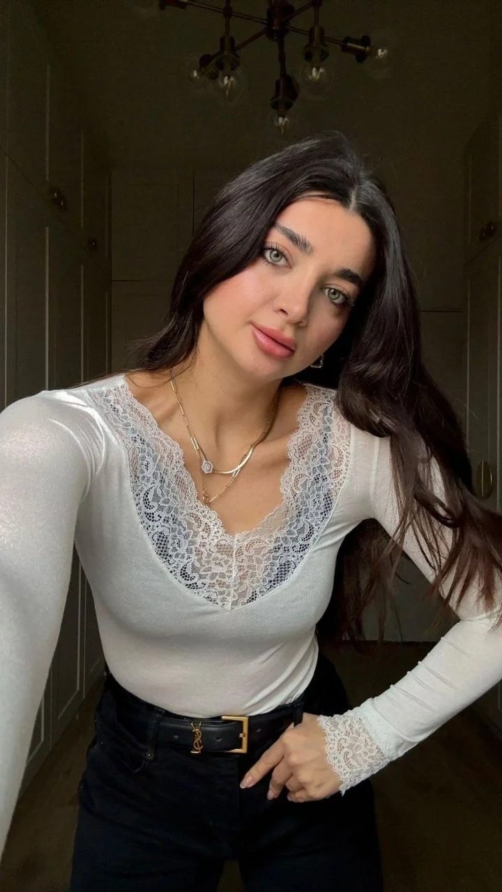 Kadın Beyaz V Yaka Dantel Detaylı Uzun Kollu Esnek Viskon Bluz