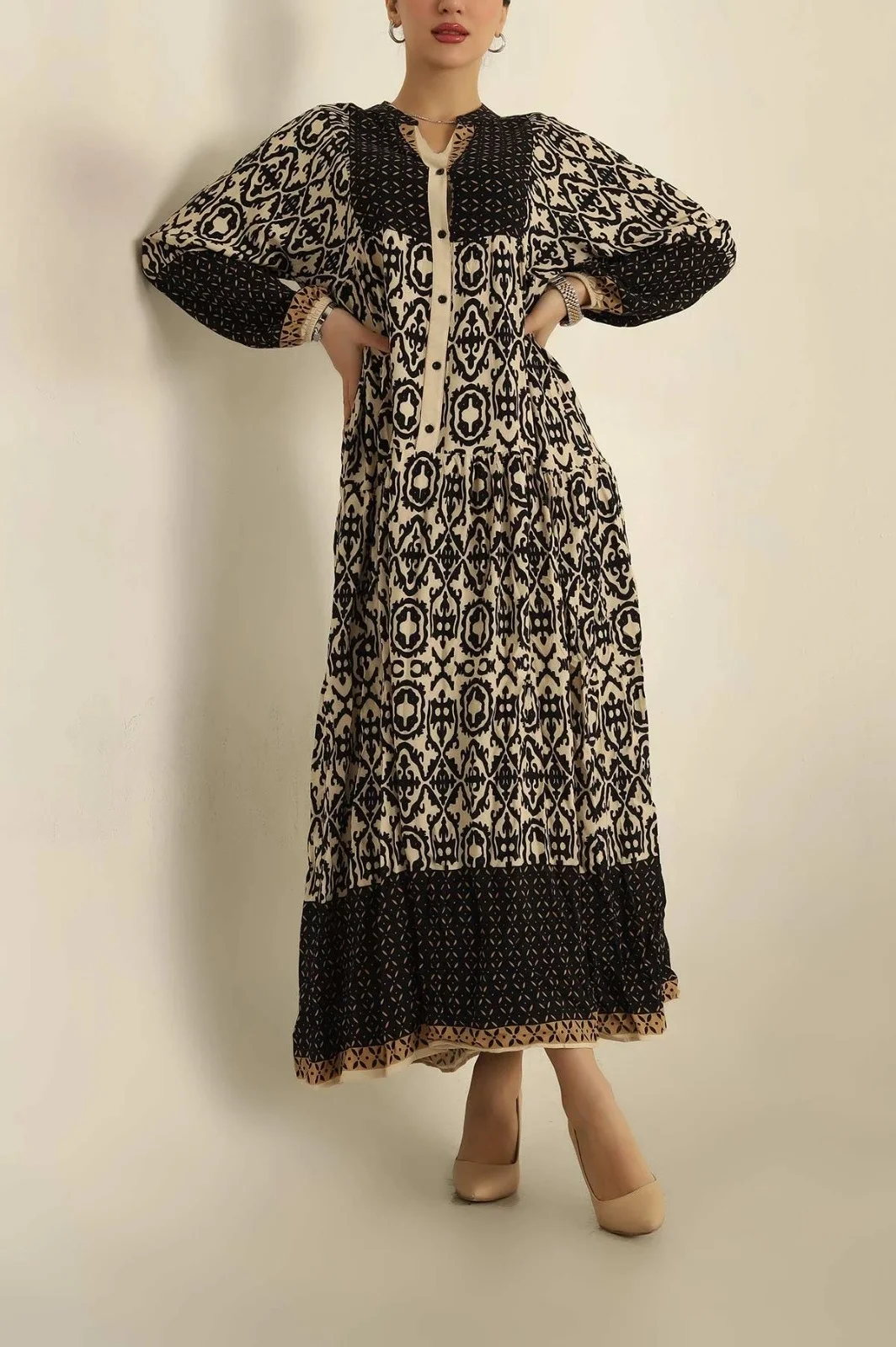 Kadın Siyah Bej Etnik Desenli Yarım Düğmeli Volanlı Uzun Viskon Elbise