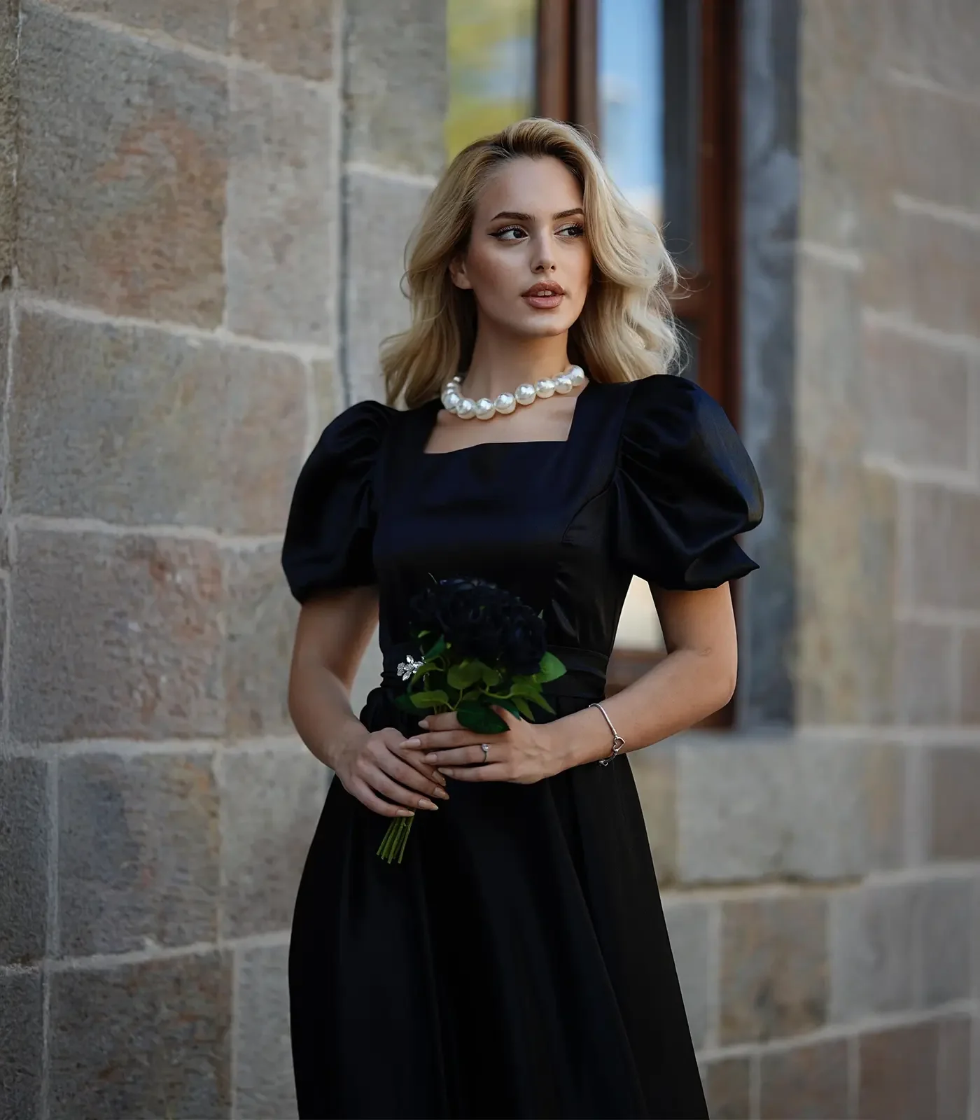 Kadın Siyah Kare Yaka Karpuz Kol Taşlı Kemerli Uzun Saten Abiye Elbise