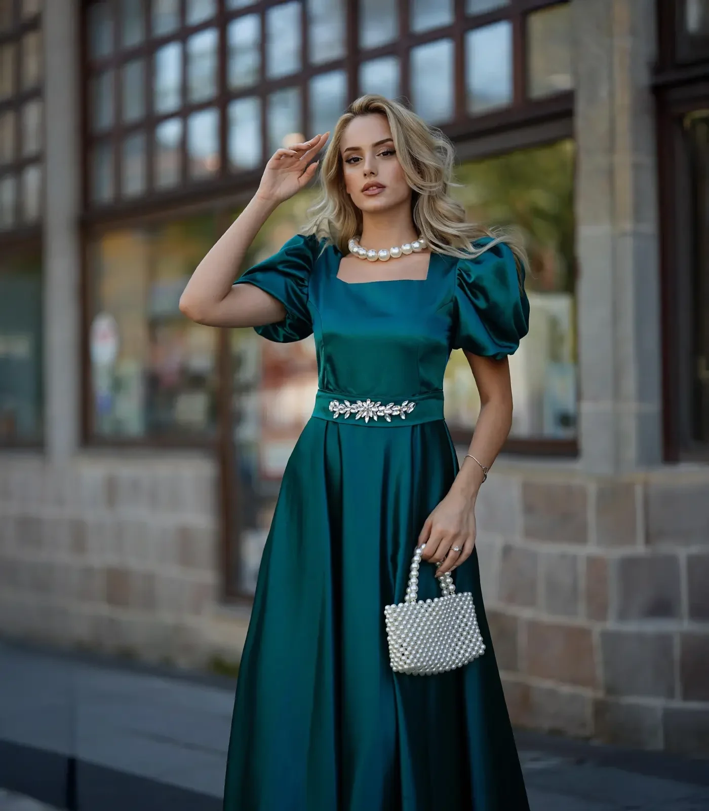 Kadın Zümrüt Yeşili Kare Yaka Karpuz Kol Taşlı Kemerli Uzun Saten Abiye Elbise