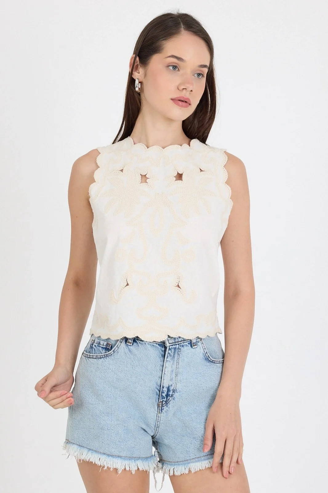 Kadın Ekru Nakışlı Lazer Kesim Fisto Kenarlı Kolsuz Pinterest Keten Bluz
