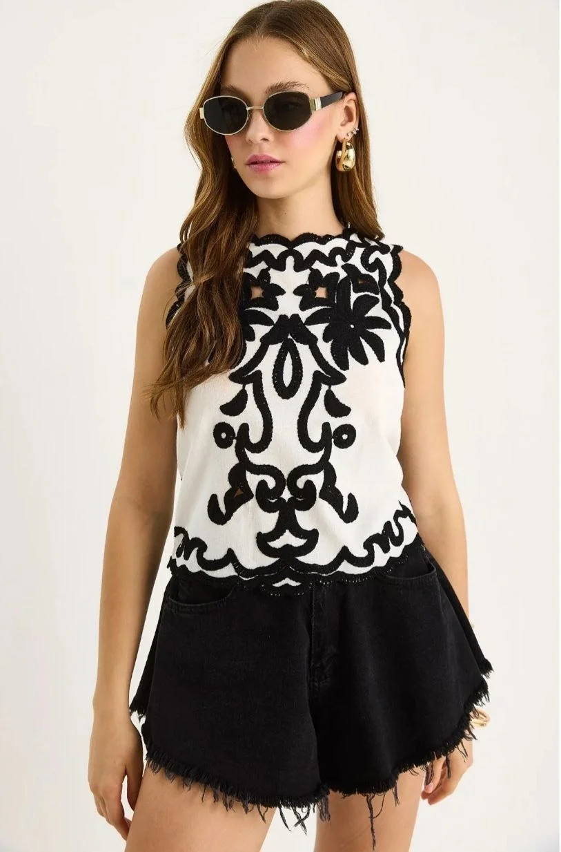 Kadın Ekru Siyah Kontrast Nakışlı Lazer Kesim Fisto Kenarlı Kolsuz Keten Bluz