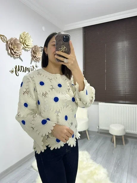 Kadın Ekru Saks Mavi Papatya Nakışlı Lazer Kesim Ajurlu Bohem Bluz