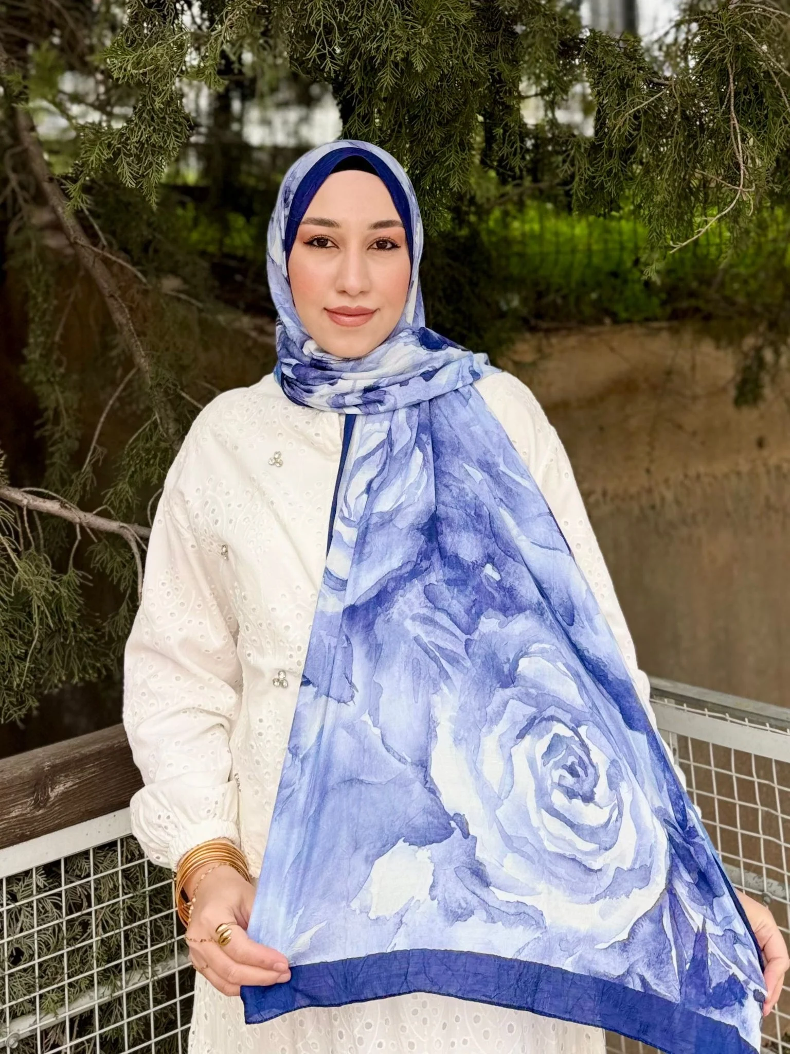 Mavi Sulu Boya Çiçek Desenli Yumuşak Dokulu Pamuklu Bambu Şal