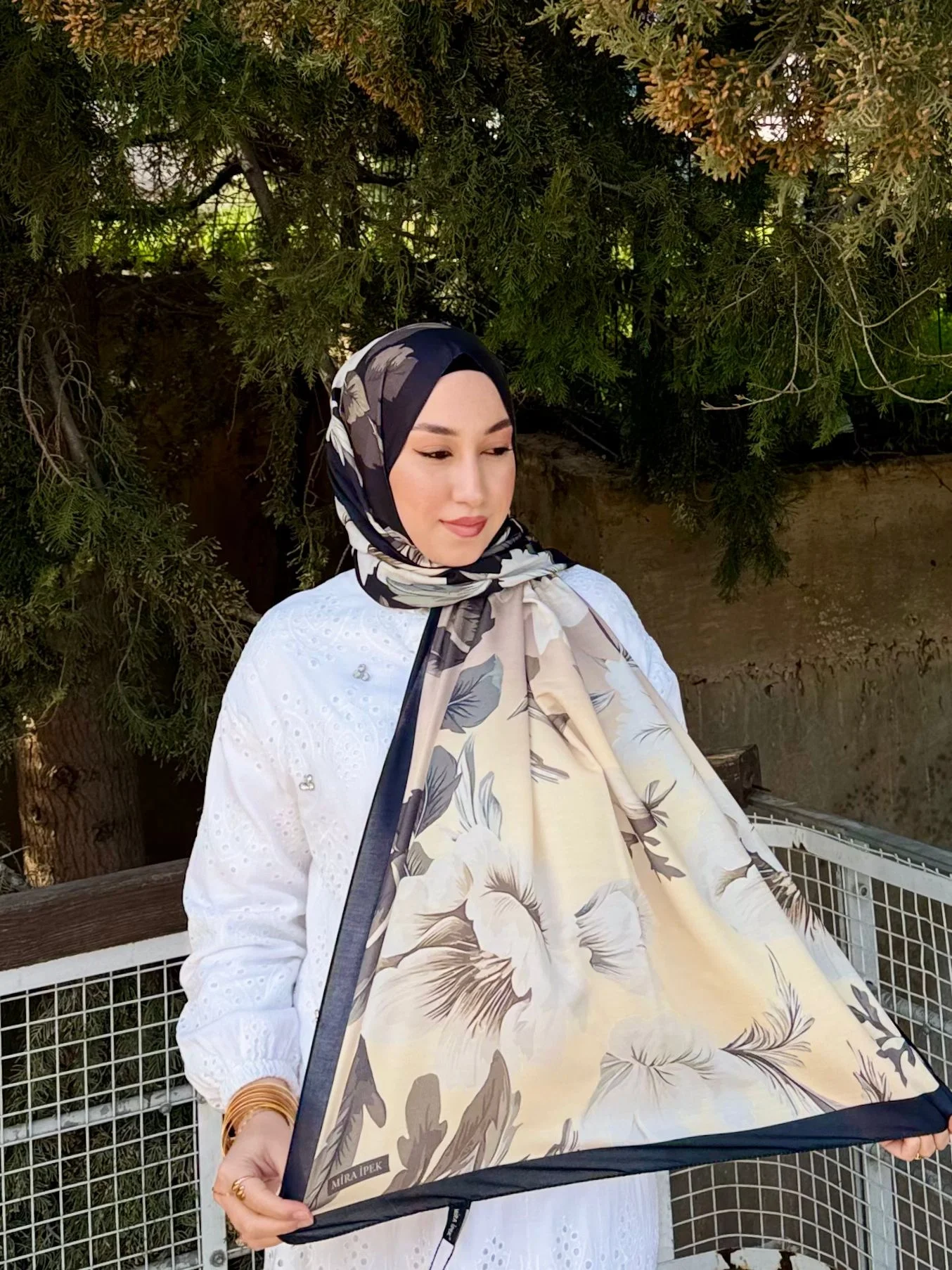 Kadın Siyah Krem Büyük Çiçek ve Yaprak Desenli Yumuşak Dokulu Pamuklu Soft Şal