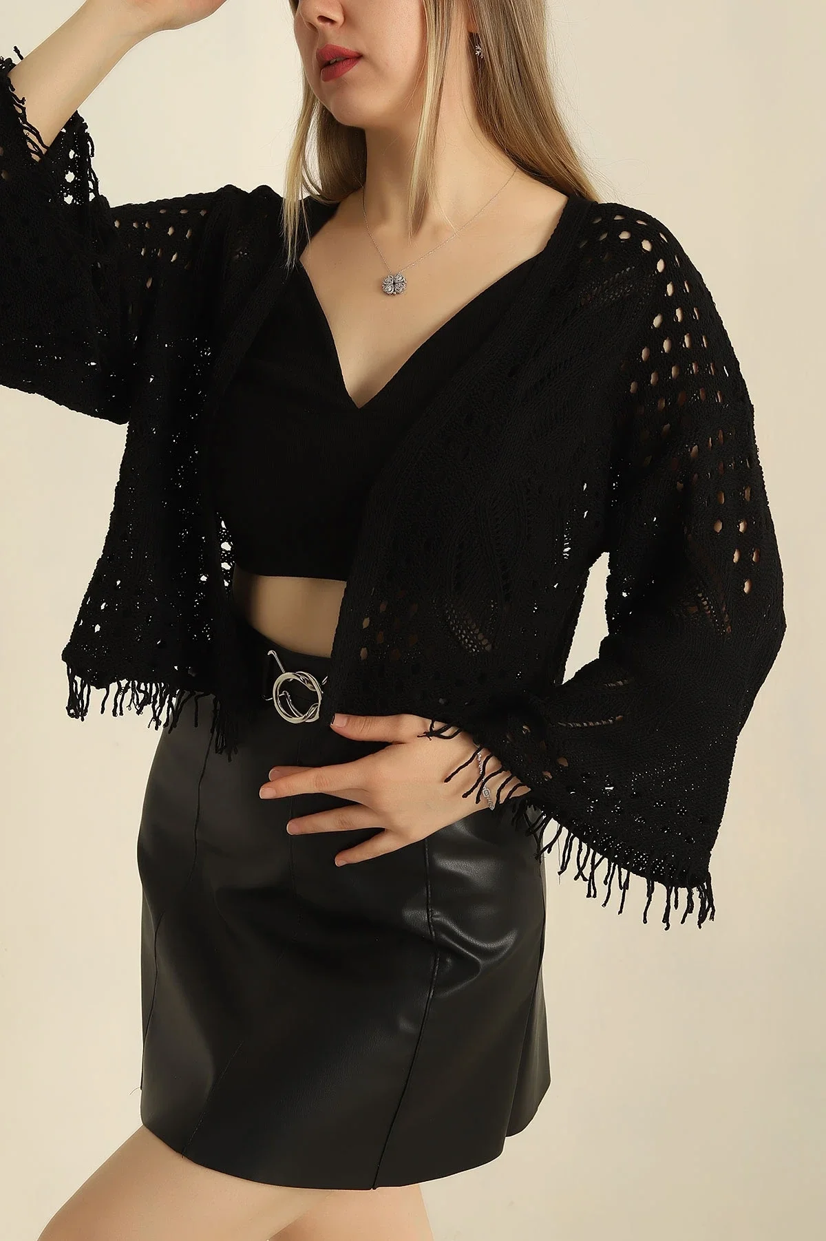 Kadın Siyah Sırtı Kelebek Motifli Ajurlu Püsküllü Bohem Triko Hırka