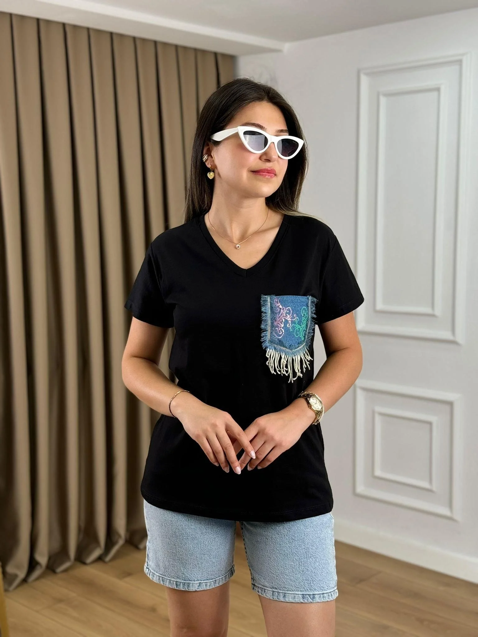Kadın Siyah V Yaka Denim Cep Detaylı Payetli ve Püsküllü Pamuklu Tişört