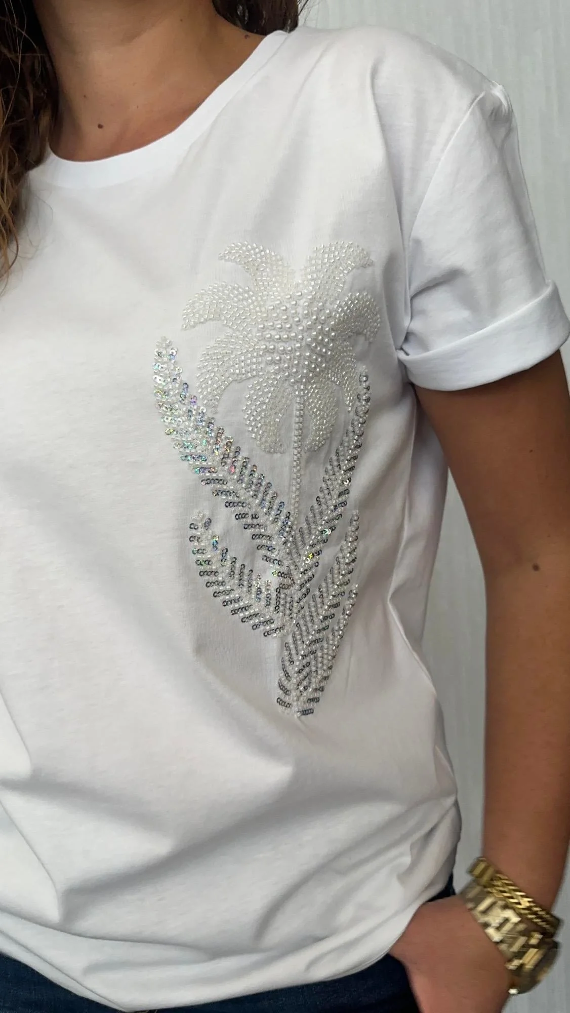 Kadın Beyaz Bisiklet Yaka İnci ve Payet İşlemeli Çiçek Desenli Pamuklu Tişört