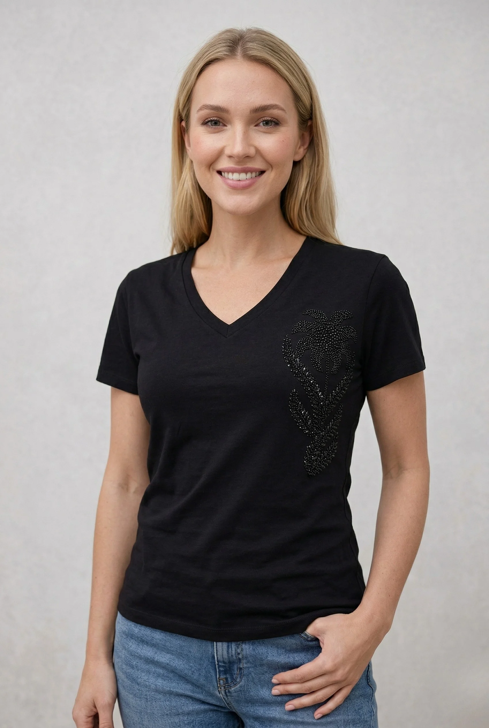 Kadın Siyah Bisiklet Yaka İnci ve Payet İşlemeli Çiçek Desenli Pamuklu Tişört