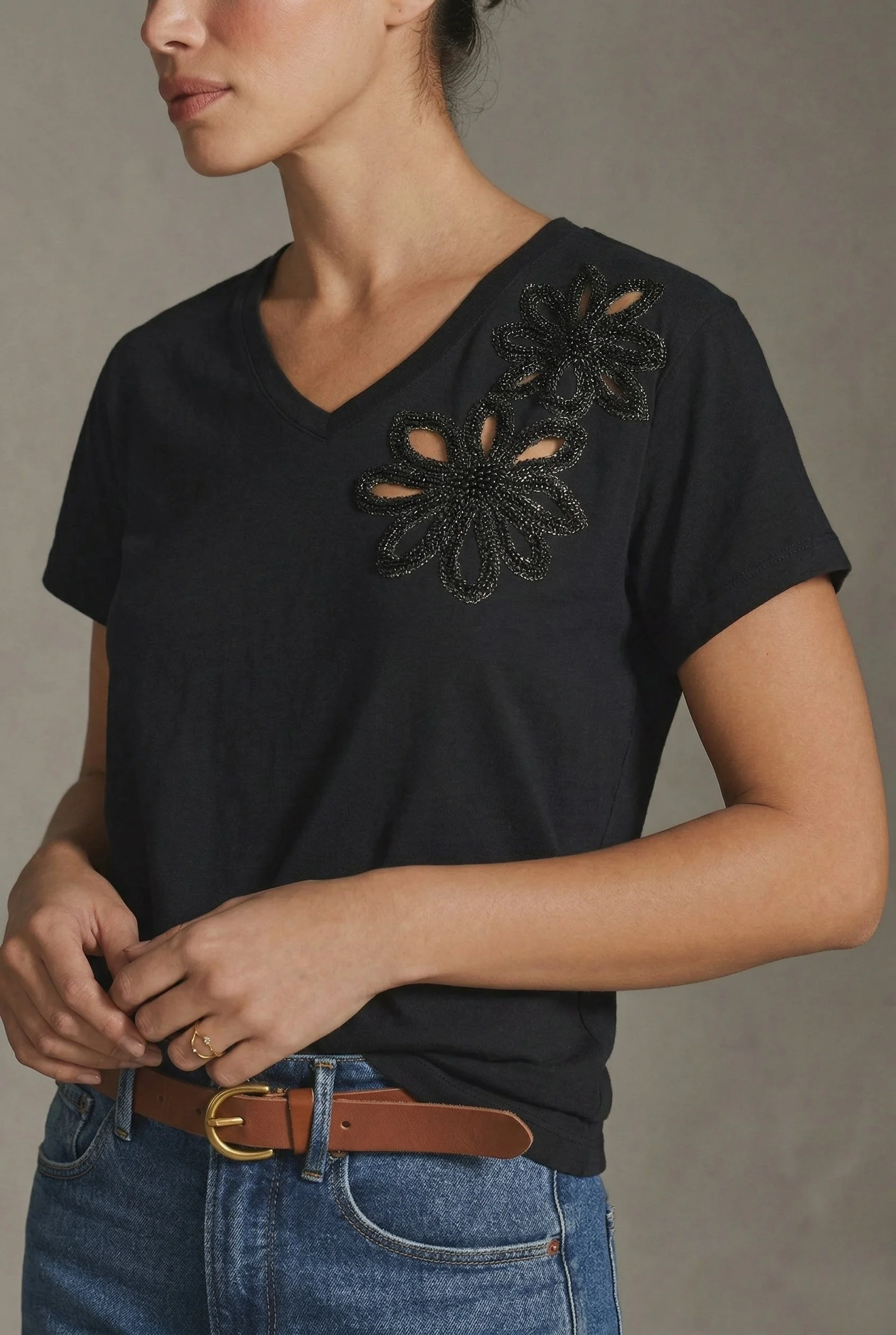 Kadın Siyah V Yaka Cut-Out Çiçek Nakışlı ve Boncuk İşlemeli Pamuklu Tişört