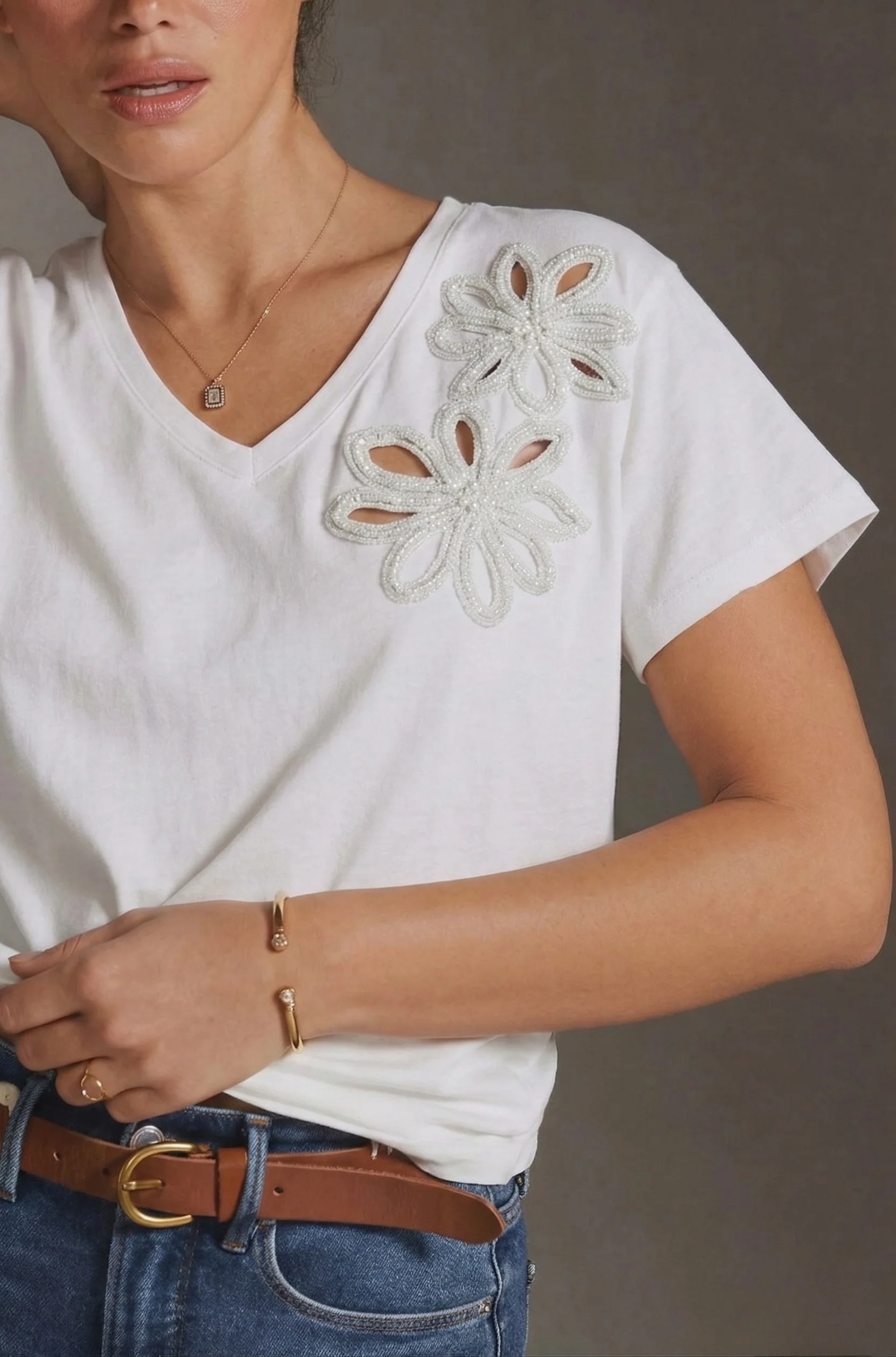 Kadın Beyaz V Yaka Cut-Out Çiçek Nakışlı ve Boncuk İşlemeli Pamuklu Tişört