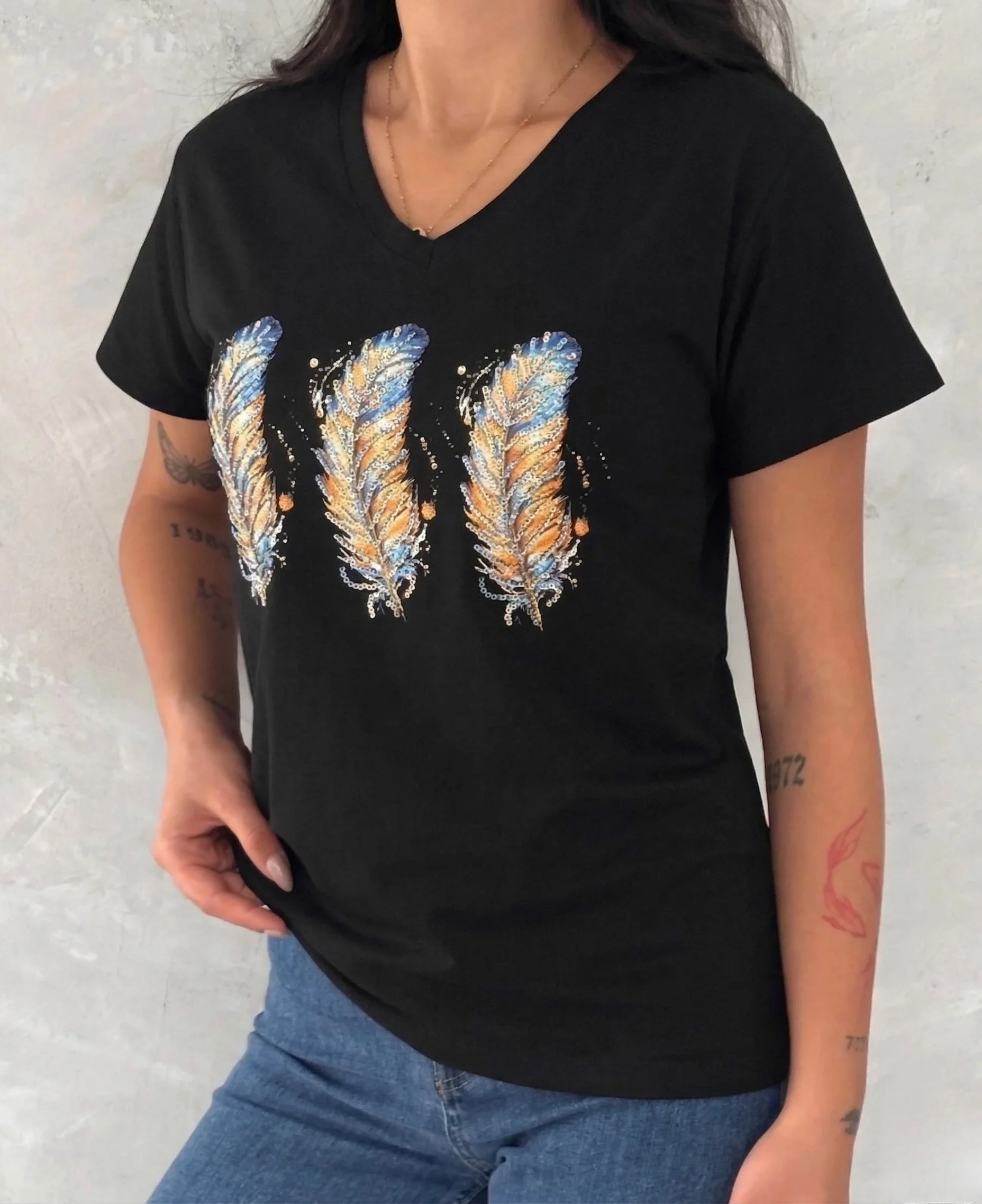 Kadın Siyah V Yaka Üçlü Tüy Desenli ve Parıltı Detaylı Pamuklu Tişört