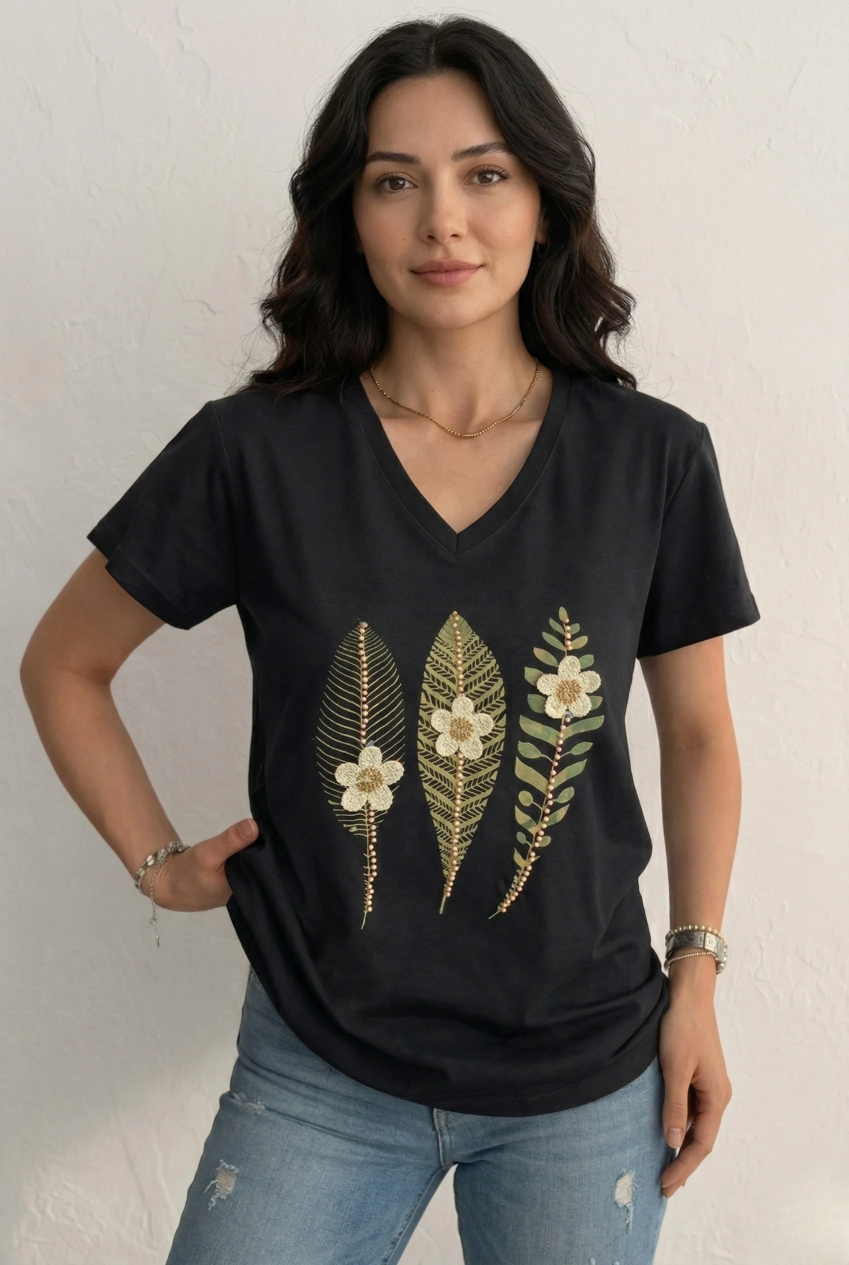 Kadın Siyah V Yaka Yaprak Desenli ve Üç Boyutlu Çiçek İşlemeli Pamuklu Tişört