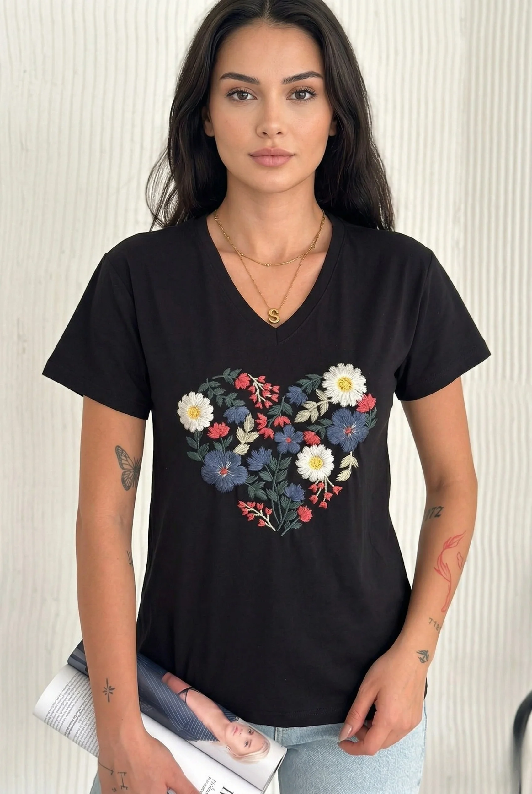 Kadın Siyah V Yaka Kalp Formunda Çiçek Nakışlı ve Renkli İşlemeli Pamuklu Tişört